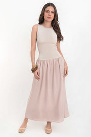 Vestido maxi de fit ajustado, cuello redondo, sin mangas, corte en a, plisados en cadera y bajo en contraste.