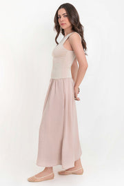 Vestido maxi de fit ajustado, cuello redondo, sin mangas, corte en a, plisados en cadera y bajo en contraste.