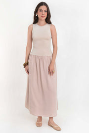 Vestido maxi de fit ajustado, cuello redondo, sin mangas, corte en a, plisados en cadera y bajo en contraste.