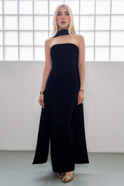 Vestido maxi strapless de fit ajustado, escote recto y abertura en bajo. Detalle decorativo de choker.