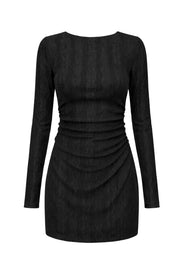 Vestido corto de fit ajustado, cuello barco, manga larga, plisados laterales en cintura y detalle de textura en tejido.