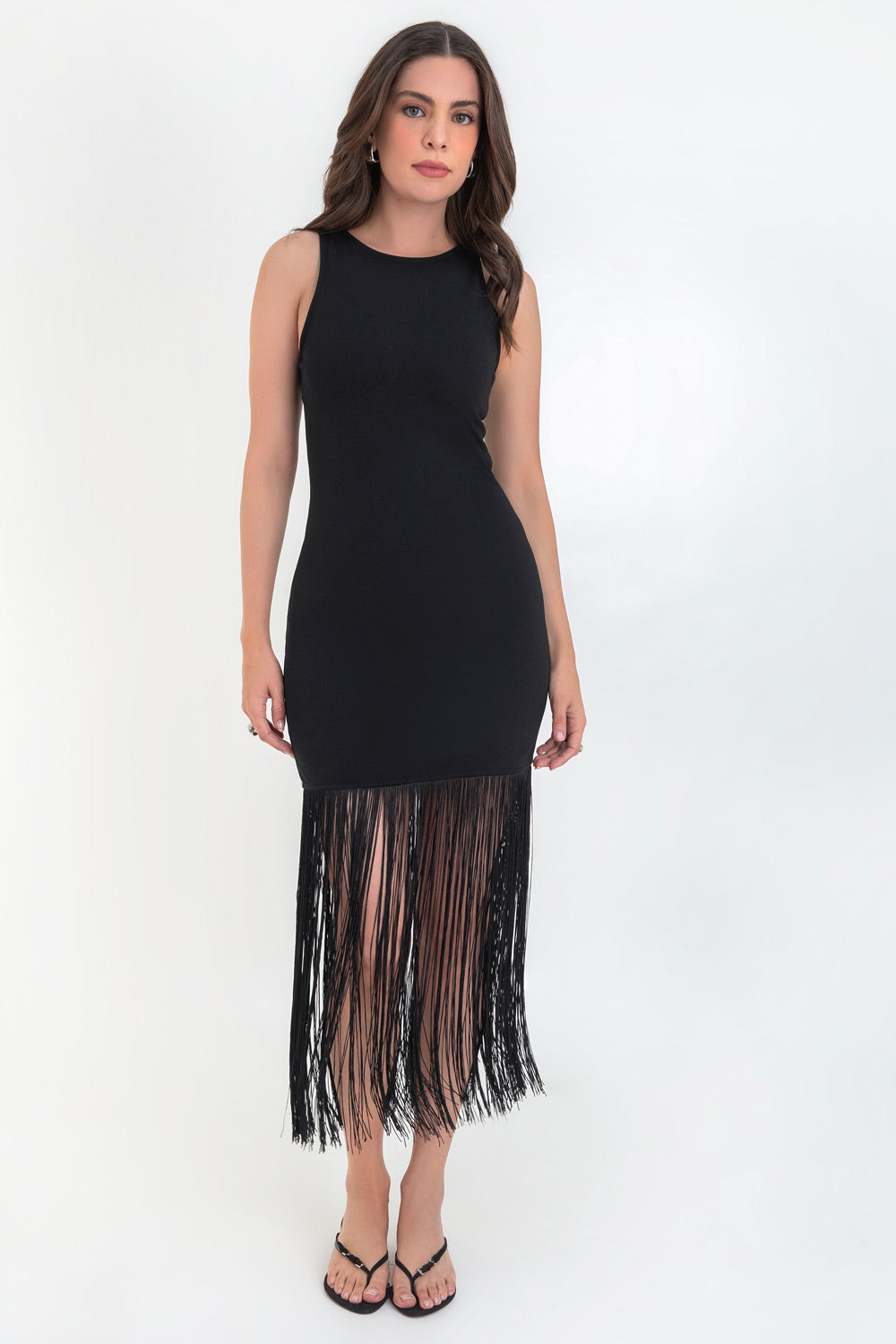 Vestido midi de fit ajustado, cuello redondo, sin mangas y flecos en bajo. Cierre posterior con cremallera visible en contraste.