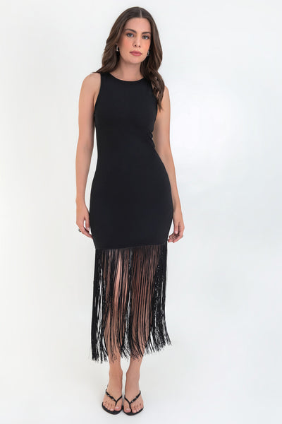 Vestido midi de fit ajustado, cuello redondo, sin mangas y flecos en bajo. Cierre posterior con cremallera visible en contraste.