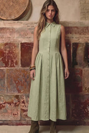 Vestido midi camisero, de estampado rayas, corte en a, sin mangas, cuello camisero, cortes decorativos con plisados en cadera, pinzas y cierre frontal con hilera de botones.
