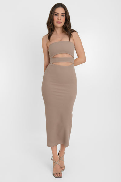 Vestido midi de ajustado strapless con cut outs.