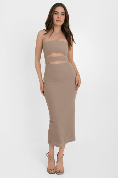 Vestido midi de ajustado strapless con cut outs.