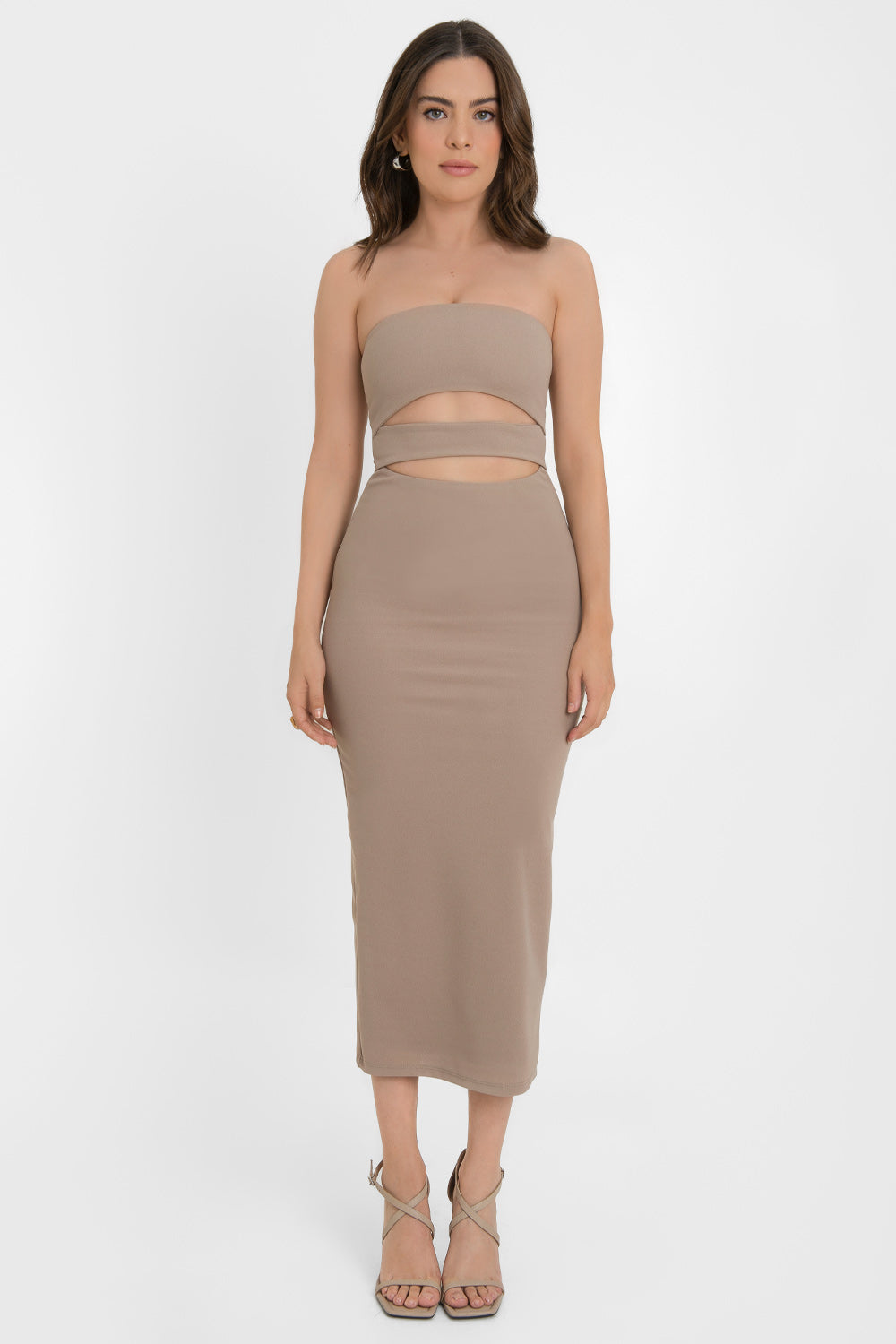 Vestido midi de ajustado strapless con cut outs.