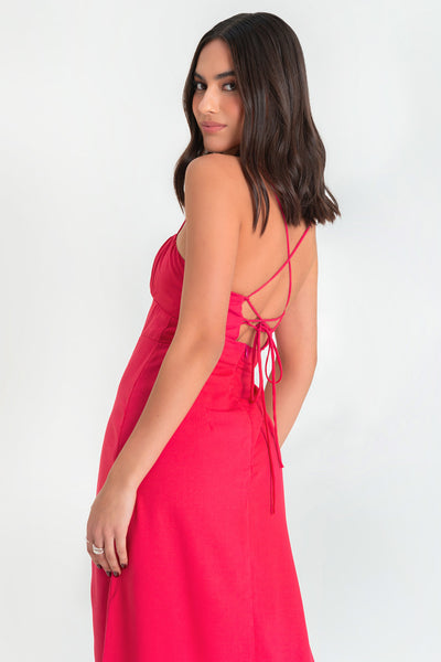 Vestido midi de fit recto, escote v curveado con detalles plisados y corte frontal, tirantes delgados con cruce posterior y lazado ajustable en espalda. Abertura frontal en bajo y cierre posterior con cremallera oculta.