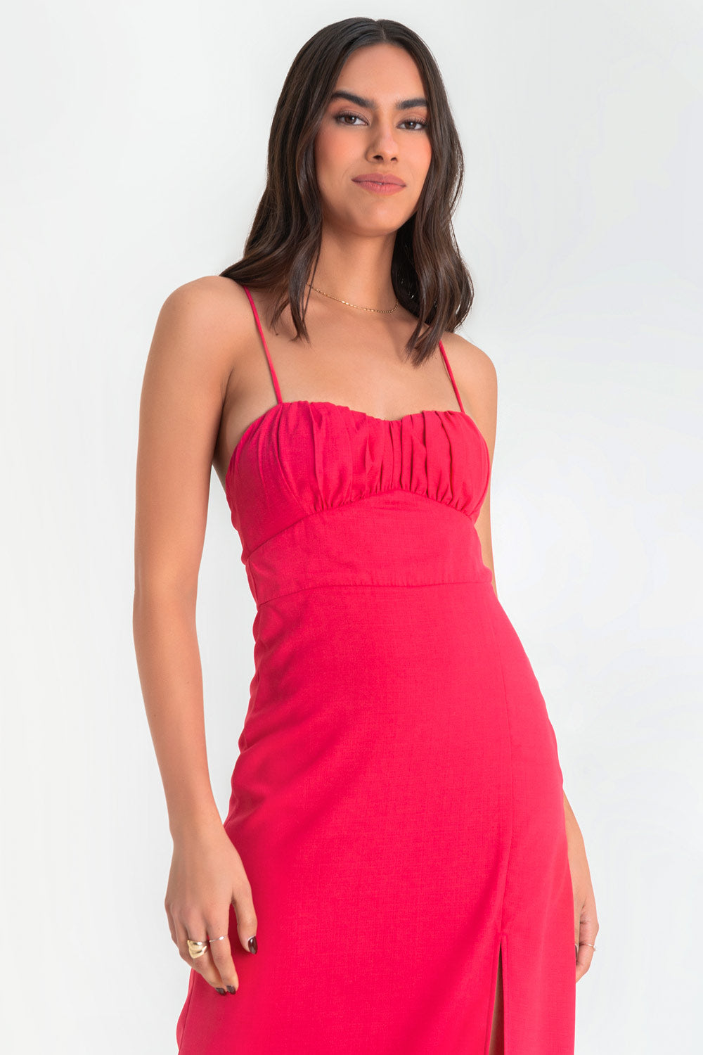 Vestido midi de fit recto, escote v curveado con detalles plisados y corte frontal, tirantes delgados con cruce posterior y lazado ajustable en espalda. Abertura frontal en bajo y cierre posterior con cremallera oculta.