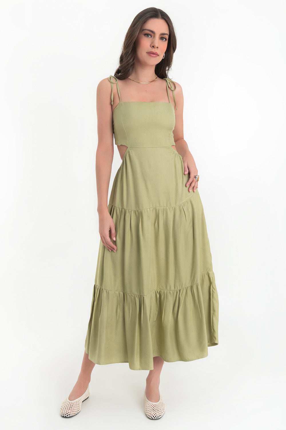 Vestido midi de lino, corte en a, tirantes delgados con nudo amarrable, bajo con capas de olanes, cut out en costados y espalda. Detalle de rib elástico en cintura y fruncido en espalda.