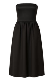 Vestido midi strapless de escote recto, fit ajustado, detalle v frontal en cintura con plisados, corte en a y cierre lateral con cremallera oculta.