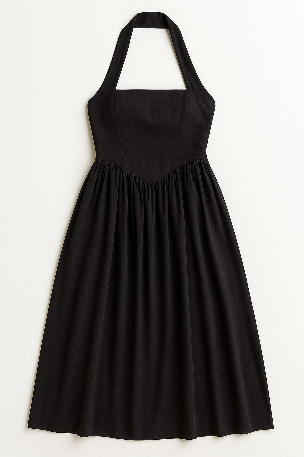 Vestido midi de cuello halter, sin mangas, escote recto, corte en a, corte v en cintura con plisados y fruncido en espalda.