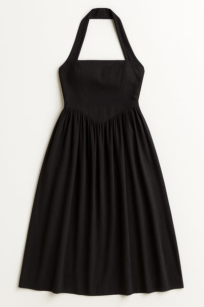 Vestido midi de cuello halter, sin mangas, escote recto, corte en a, corte v en cintura con plisados y fruncido en espalda.