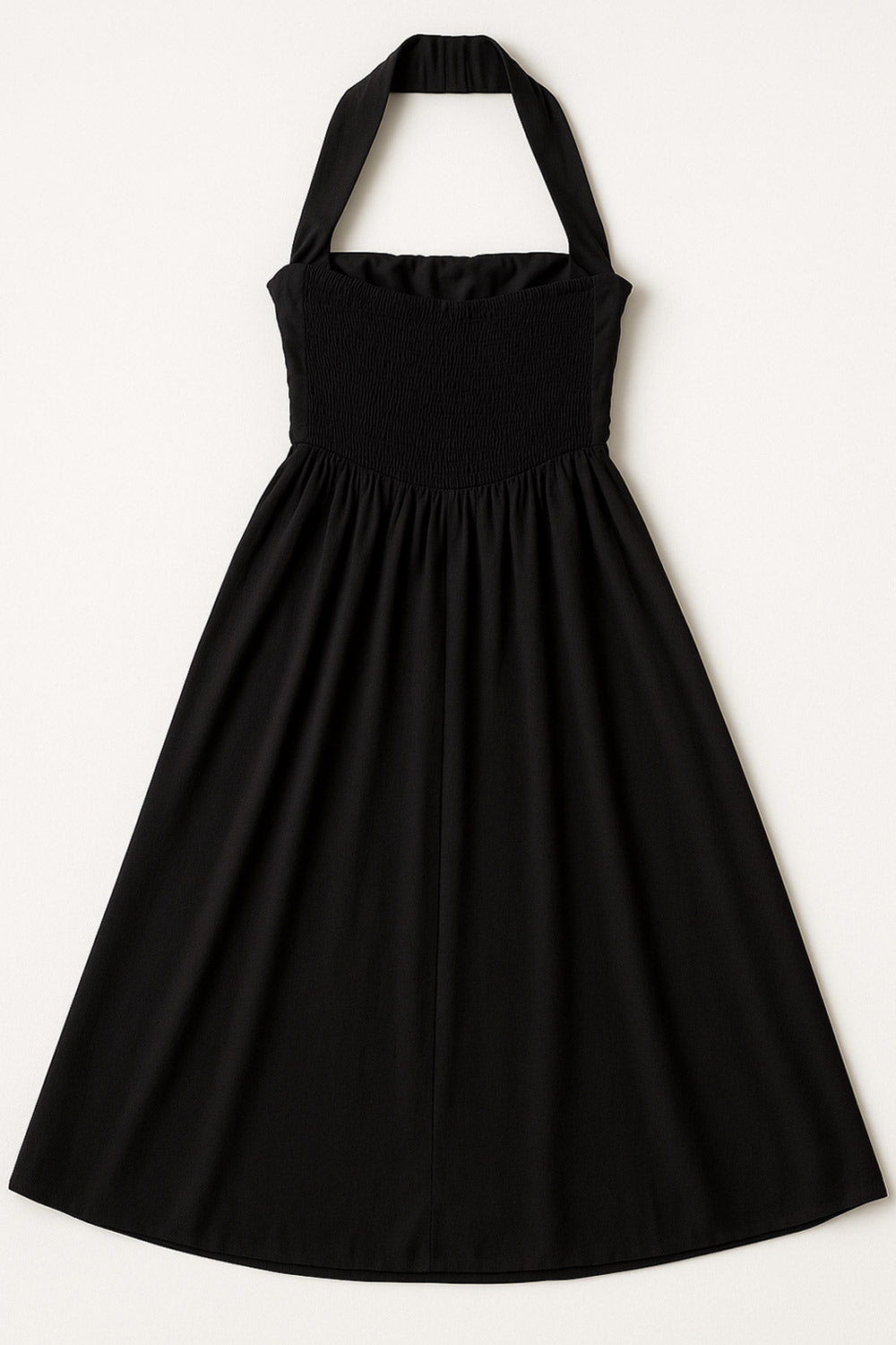 Vestido midi de cuello halter, sin mangas, escote recto, corte en a, corte v en cintura con plisados y fruncido en espalda.