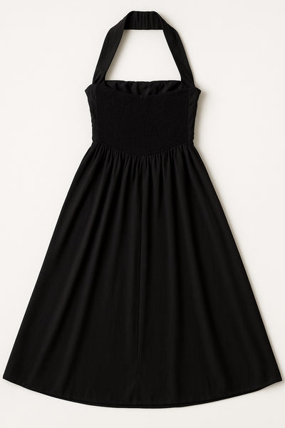 Vestido midi de cuello halter, sin mangas, escote recto, corte en a, corte v en cintura con plisados y fruncido en espalda.