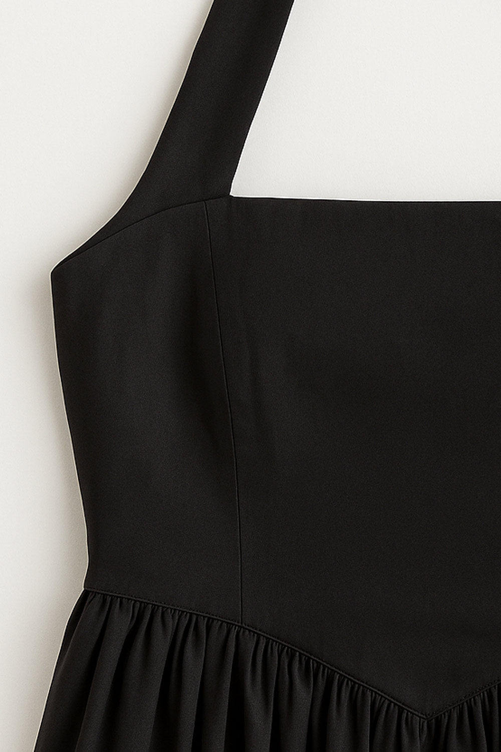 Vestido midi de cuello halter, sin mangas, escote recto, corte en a, corte v en cintura con plisados y fruncido en espalda.