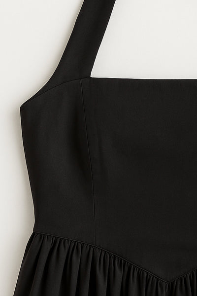 Vestido midi de cuello halter, sin mangas, escote recto, corte en a, corte v en cintura con plisados y fruncido en espalda.