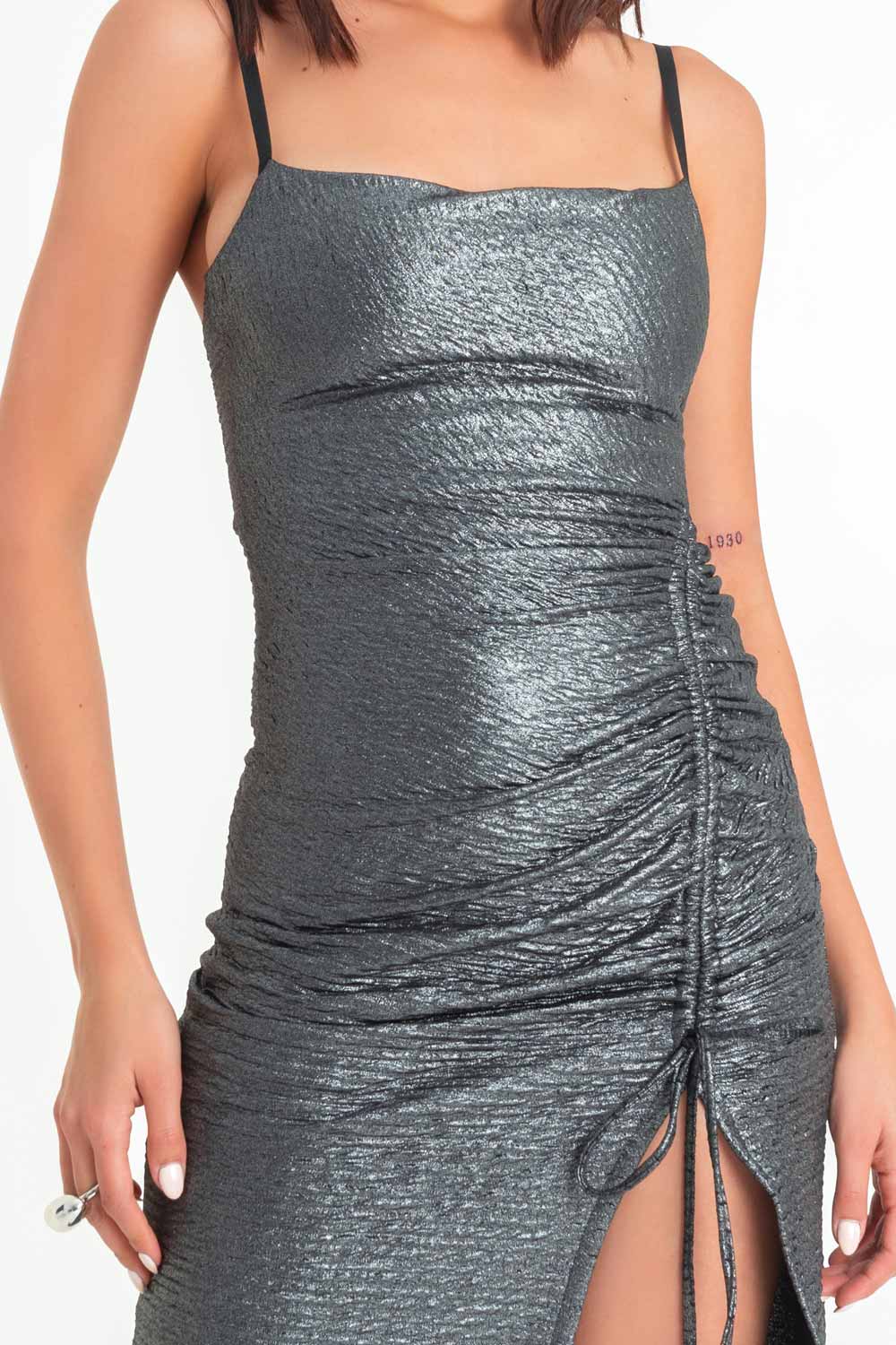 Vestido midi metálico de fit ajustado, escote fluido, tirantes delgados ajustables, plisado frontal con jareta ajustable en bajo y abertura inferior.