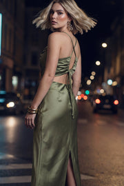 Vestido midi satinado de fit ajustado, escote fluido con plisados en sisa, tirantes delgados con lazado ajustable posterior, cut out en costados y espalda. Cierre posterior con cremallera oculta.