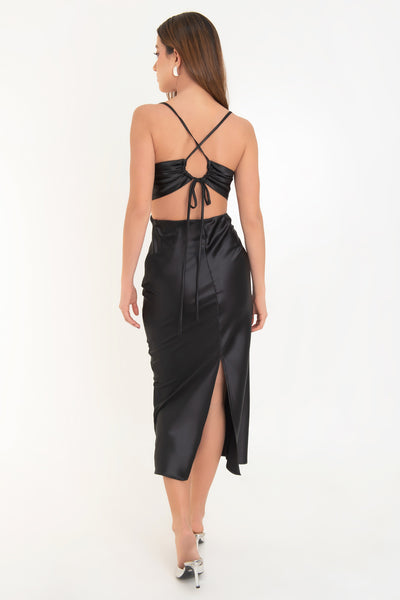 Vestido midi satinado de fit ajustado, escote fluido con plisados en sisa, tirantes delgados con lazado ajustable posterior, cut out en costados y espalda. Cierre posterior con cremallera oculta.