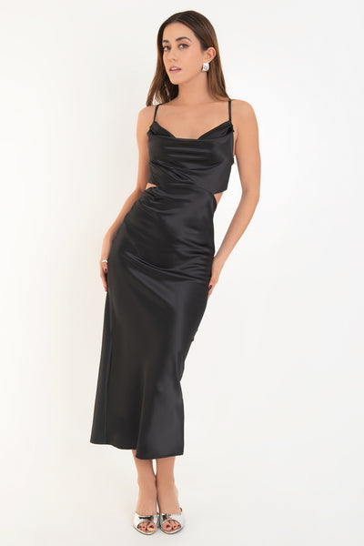 Vestido midi satinado de fit ajustado, escote fluido con plisados en sisa, tirantes delgados con lazado ajustable posterior, cut out en costados y espalda. Cierre posterior con cremallera oculta.