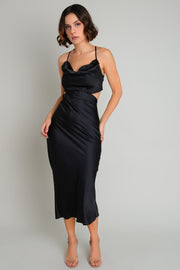 Vestido midi satinado de fit recto, escote fluido con plisados en sisa, tirantes delgados con lazado ajustable posterior, cut out en costados y espalda. Cierre posterior con cremallera oculta.