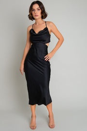 Vestido midi satinado de fit recto, escote fluido con plisados en sisa, tirantes delgados con lazado ajustable posterior, cut out en costados y espalda. Cierre posterior con cremallera oculta.