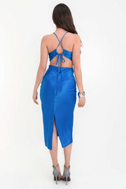 Vestido midi satinado de fit recto, escote fluido con plisados en sisa, tirantes delgados con lazado ajustable posterior, cut out en costados y espalda. Cierre posterior con cremallera oculta.