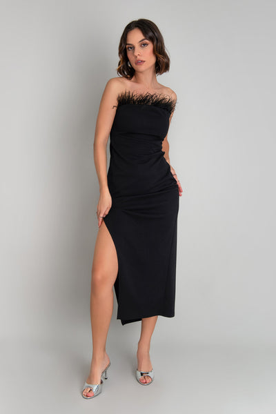 Vestido midi strapless, de fit ajustado, escote recto con detalle decorativo de plumas en borde y abertura lateral en bajo. Cierre posterior con cremallera visible en contraste.