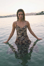 Vestido midi estampado, tirantes delgados ajustables, escote v con cortes y plisados frontales, corte en a con plisados en cadera y capas de olanes en bajo. Detalle de cut out espalda con rib elástico y nudo amarrable posterior.