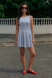 Vestido corto de estampado rayas, sin mangas, corte en a, cuello barco y escote en espalda.
