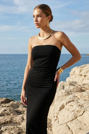 Vestido largo strapless, de fit ajustado, escote recto, plisados en costado, cierre posterior con cremallera oculta y abertura en bajo.