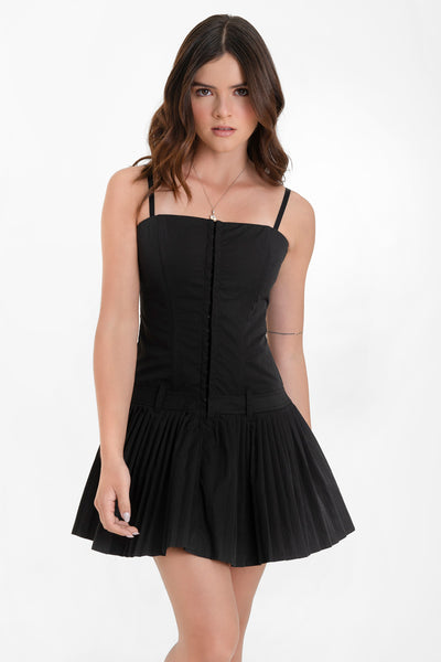 Vestido corto de fit ajustado, costuras con varillas en talle, escote recto, tirantes delgados ajustables, pretina con trabillas en cadera y bajo con tableado. Cierre frontal con hilera de broches ocultos.