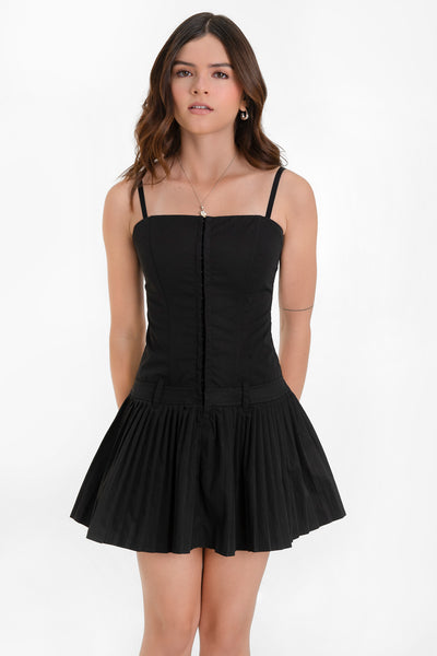 Vestido corto de fit ajustado, costuras con varillas en talle, escote recto, tirantes delgados ajustables, pretina con trabillas en cadera y bajo con tableado. Cierre frontal con hilera de broches ocultos.