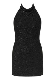 Vestido corto de lentejuelas, cuello halter fluido, sin mangas, escote en espalda y cierre posterior con broches ocultos.