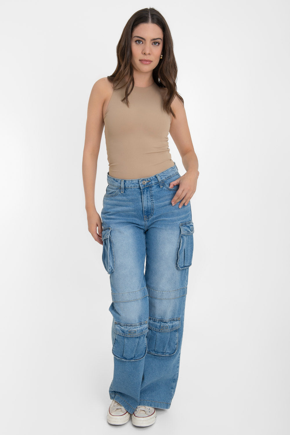 Pantalón multipocket cargo de denim, cintura alta con pretina y trabillas, de fit wide leg, bolsillos delanteros, laterales cargo y posteriores decorativos con cartera. Detalle cortes con costura en rodilla, cierre frontal con botón y cremallera oculta.