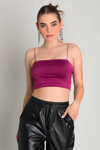 Crop top básico de fit ajustado, escote recto y tirantes delgados elásticos.