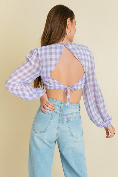 Crop top de estampado cuadros, fit ajustado, manga larga abullonada con rib elástico en puños, escote v con copas, escote en espalda y cierre posterior con botón, ojal y lazo amarrable inferior.