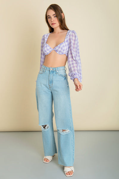 Crop top de estampado cuadros, fit ajustado, manga larga abullonada con rib elástico en puños, escote v con copas, escote en espalda y cierre posterior con botón, ojal y lazo amarrable inferior.