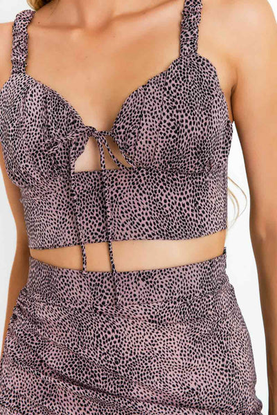 Crop top estampado de fit ajustado, escote con copas y detalles plisados, tirantes con fruncidos, lazo frontal amarrable y fruncido en espalda.