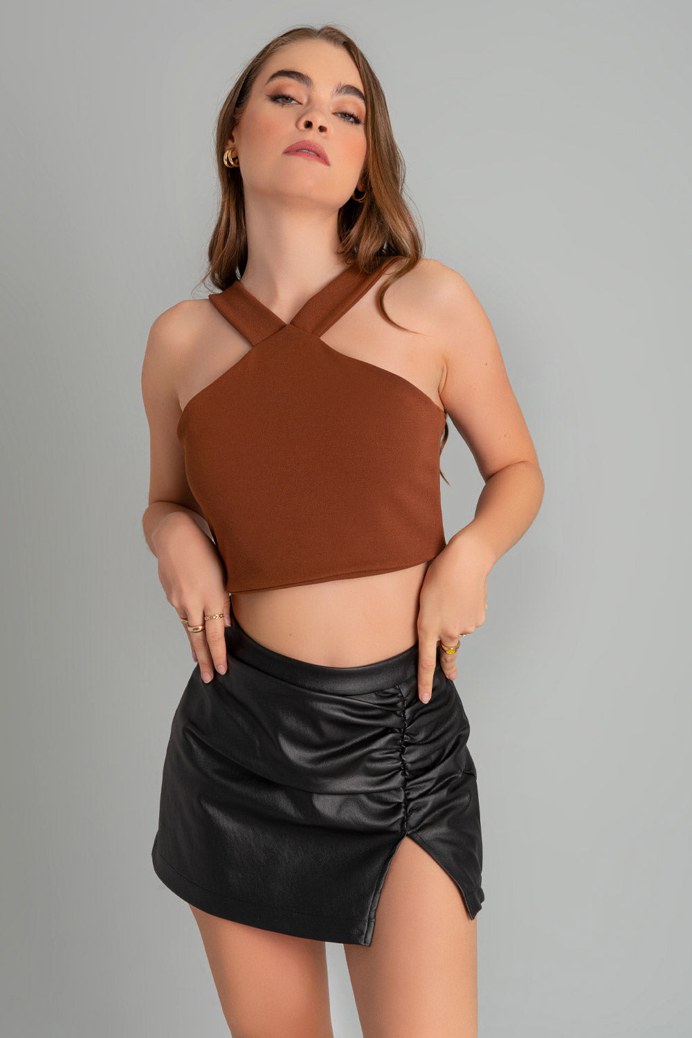 Crop top de cuello halter v con tirantes, fit ajustado y cierre posterior con cremallera visible en contraste