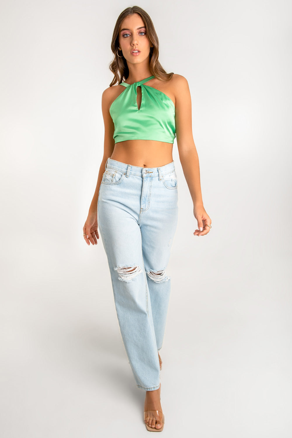 Crop top satinado de fit ajustado, tirantes, cuello halter con nudo frontal y cut out en escote. Escote en espalda y cierre posterior con jareta ajustable.