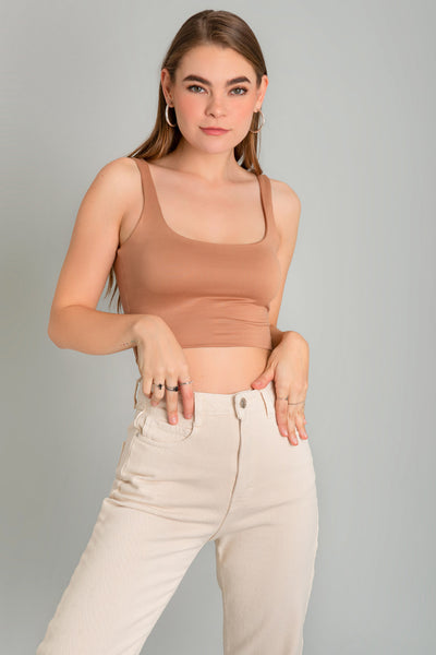 Crop top de tirantes, escote cuadrado y fit ajustado.