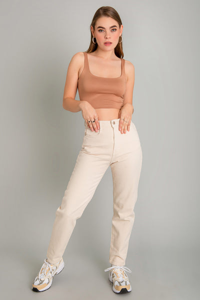 Crop top de tirantes, escote cuadrado y fit ajustado.