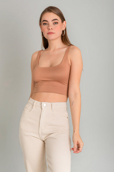Crop top de tirantes, escote cuadrado y fit ajustado.