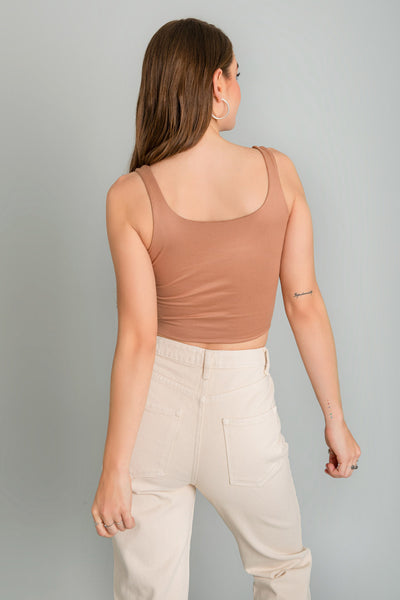 Crop top de tirantes, escote cuadrado y fit ajustado.