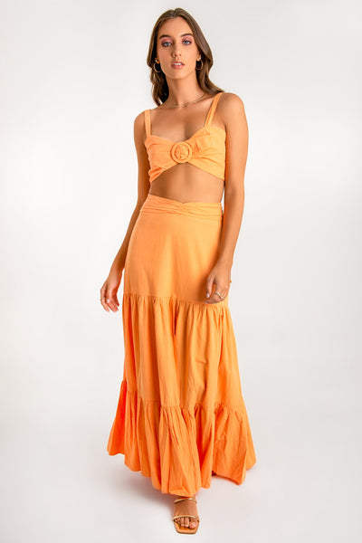 Crop top de lino, fit ajustado, tirantes, escote corazón con detalles plisados y argolla decorativa frontal. Cierre posterior con lazo amarrable.