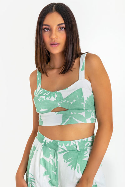 Crop top de estampado tropical, fit ajustado, escote redondo, cortes decorativos frontales con cut out, tirantes y fit ajustado. Detalle de fruncido en espalda.