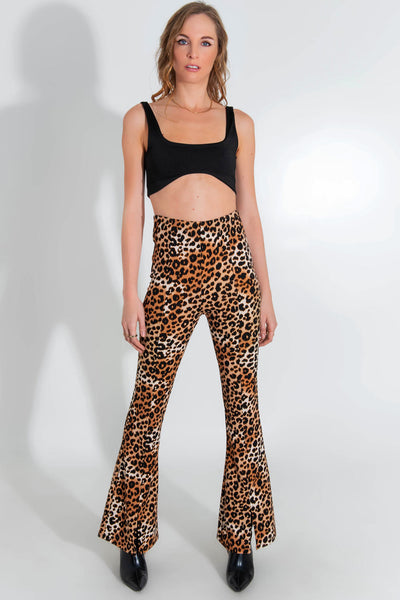 Legging de estampado leopardo, fit flare, cintura alta elástica y raya frontal con aberturas en bajo.