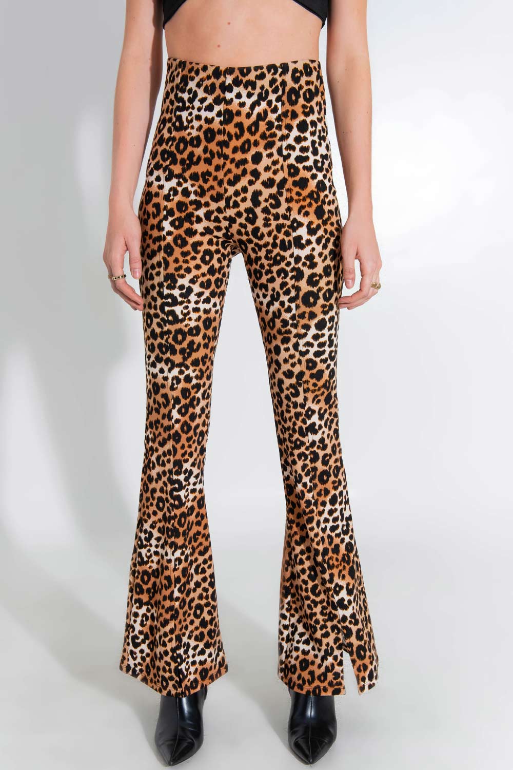 Legging de estampado leopardo, fit flare, cintura alta elástica y raya frontal con aberturas en bajo.